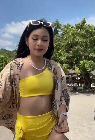 6. Sexy Eya Borja Shows Cleavage in Yellow Bikini