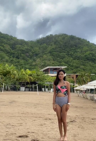 5. Sexy Eya Borja Shows Cleavage in Swimsuit