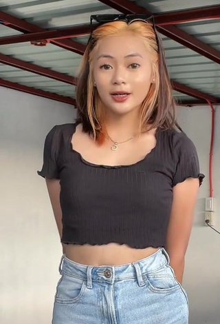 5. Dazzling Eya Borja Shows Cleavage in Inviting Black Crop Top