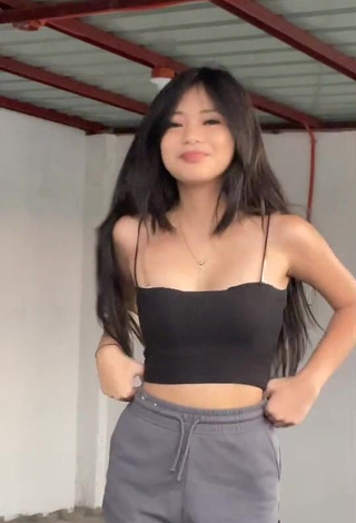 2. Adorable Eya Borja Shows Cleavage in Seductive Black Crop Top