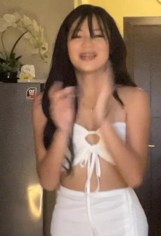 6. Beautiful Eya Borja Shows Cleavage in Sexy White Tube Top