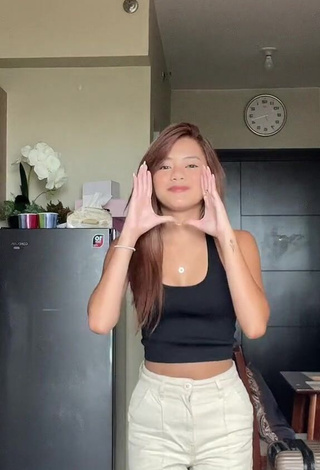 2. Fine Eya Borja Shows Cleavage in Sweet Black Crop Top