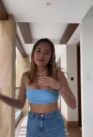 6. Sexy Eya Borja Shows Cleavage in Blue Tube Top