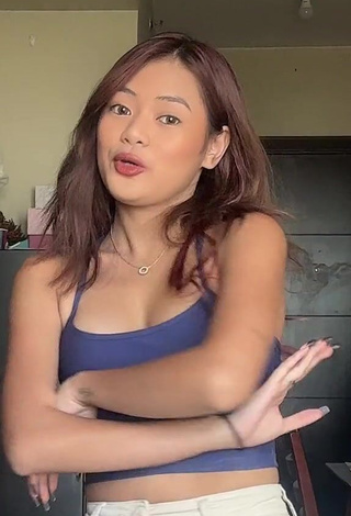 Hottest Eya Borja Shows Cleavage in Blue Crop Top