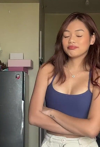 2. Hottest Eya Borja Shows Cleavage in Blue Crop Top