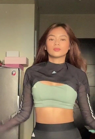 2. Erotic Eya Borja Shows Cleavage in Crop Top