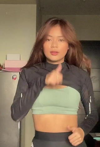 4. Erotic Eya Borja Shows Cleavage in Crop Top