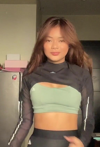 6. Erotic Eya Borja Shows Cleavage in Crop Top