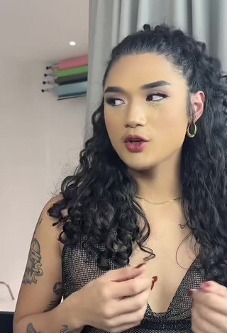 3. Sexy Eya Borja Shows Cleavage in Crop Top (Side Boob)