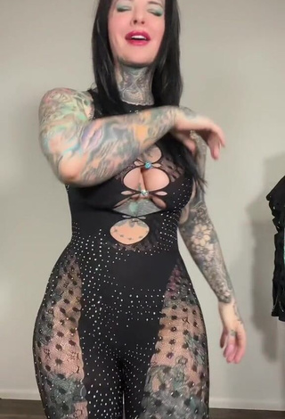 Seductive Heidi Lavon Braless (Side Boob)