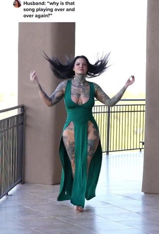 Heidi Lavon is Showing Elegant Cleavage