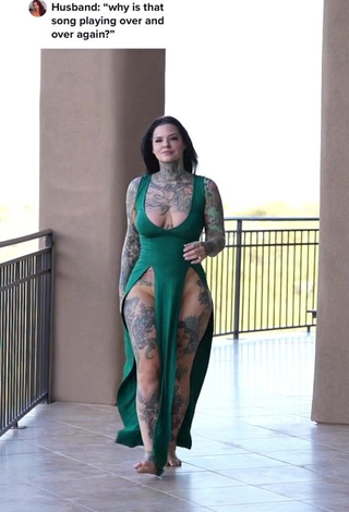 2. Heidi Lavon is Showing Elegant Cleavage