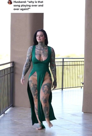 3. Heidi Lavon is Showing Elegant Cleavage