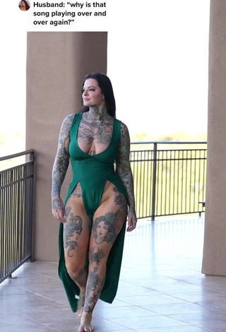 4. Heidi Lavon is Showing Elegant Cleavage