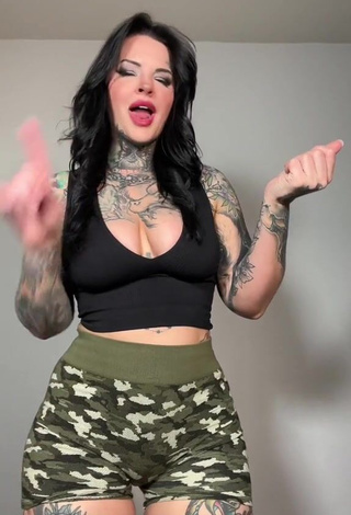 4. Really Cute Heidi Lavon Shows Cleavage in Black Crop Top