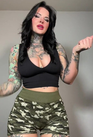 5. Really Cute Heidi Lavon Shows Cleavage in Black Crop Top