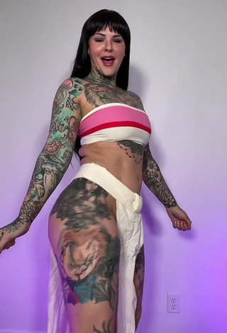 3. Sexy Heidi Lavon Shows Cleavage in Tube Top