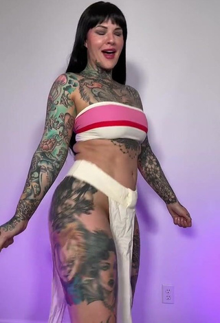 4. Sexy Heidi Lavon Shows Cleavage in Tube Top