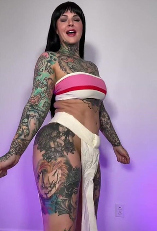 5. Sexy Heidi Lavon Shows Cleavage in Tube Top