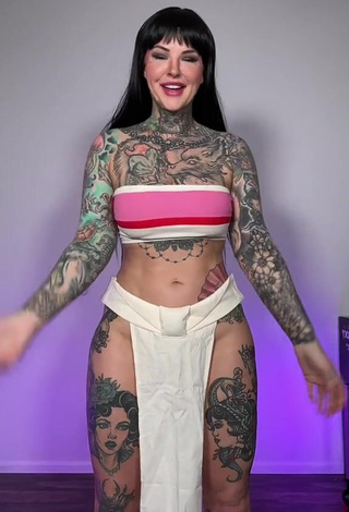 Luscious Heidi Lavon Shows Cleavage in Tube Top