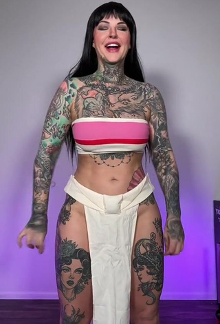 2. Luscious Heidi Lavon Shows Cleavage in Tube Top