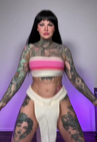 4. Luscious Heidi Lavon Shows Cleavage in Tube Top