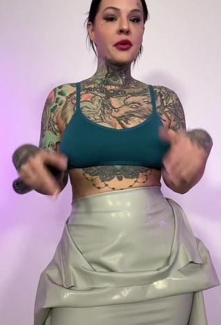 4. Heidi Lavon is Showing Sweet Cleavage