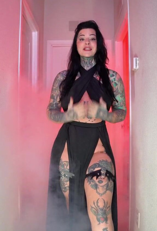 4. Heidi Lavon is Showing Erotic Cleavage (Side Boob)