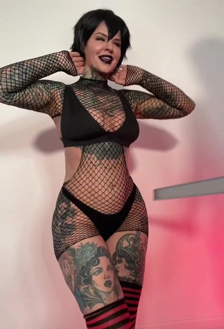 2. Hottie Heidi Lavon Shows Cleavage in Bikini