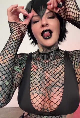 Beautiful Heidi Lavon Shows Cleavage in Sexy Bikini