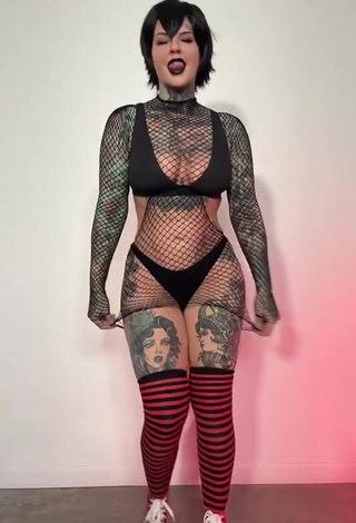 3. Beautiful Heidi Lavon Shows Cleavage in Sexy Bikini