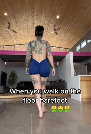 Heidi Lavon Shows her Sexy Butt