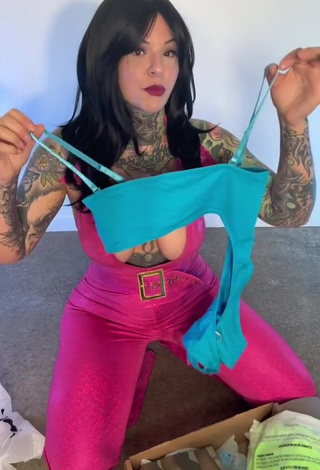 6. Beautiful Heidi Lavon Shows Cleavage in Sexy Pink Overall (Side Boob)