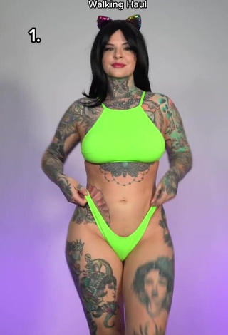 2. Sweetie Heidi Lavon Shows Cleavage in Bikini