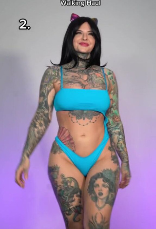 4. Sweetie Heidi Lavon Shows Cleavage in Bikini