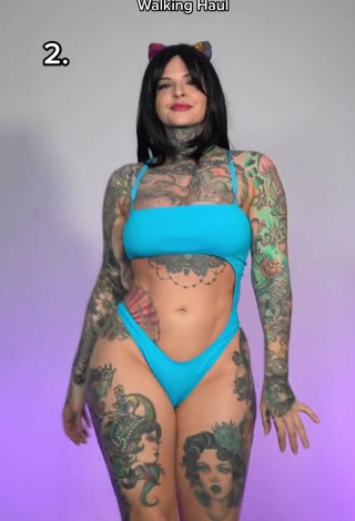 5. Sweetie Heidi Lavon Shows Cleavage in Bikini