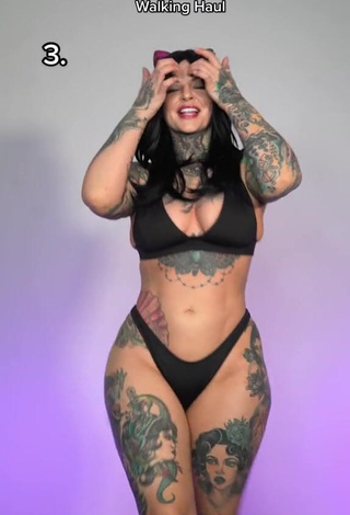 6. Sweetie Heidi Lavon Shows Cleavage in Bikini