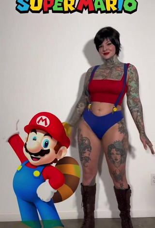 5. Beautiful Heidi Lavon Shows Cosplay