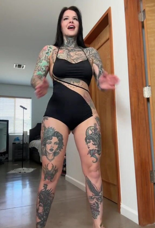 4. Sensual Heidi Lavon Shows Butt