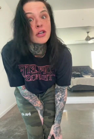 5. Heidi Lavon Demonstrates Attractive Cleavage (Side Boob)