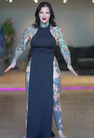 4. Magnificent Heidi Lavon Shows Butt