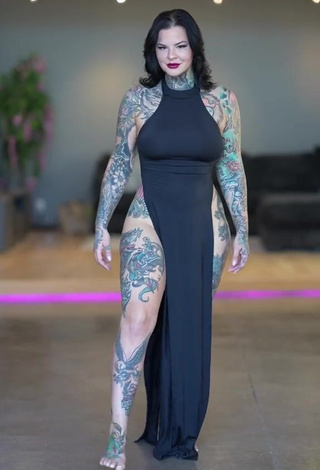 Dazzling Heidi Lavon Shows Butt