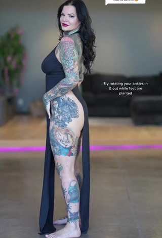 5. Dazzling Heidi Lavon Shows Butt