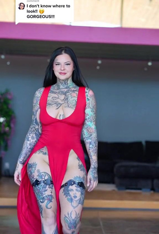 Heidi Lavon Demonstrates Fine Cleavage