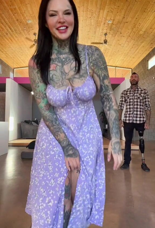 Heidi Lavon Demonstrates Wonderful Cleavage and Bouncing Breasts