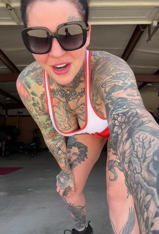 Adorable Heidi Lavon Shows Butt