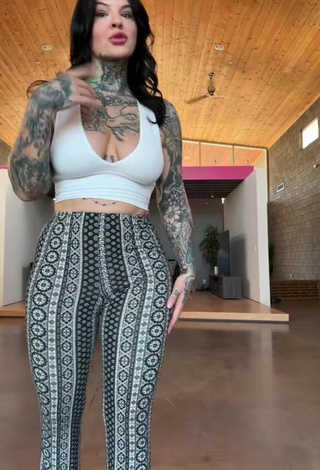 5. Gorgeous Heidi Lavon Shows Butt