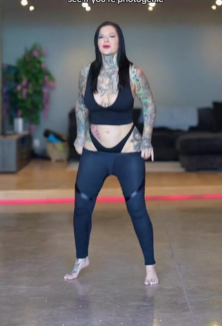 2. Sweet Heidi Lavon Shows Cleavage in Cute Black Crop Top