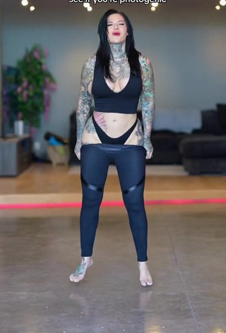 3. Sweet Heidi Lavon Shows Cleavage in Cute Black Crop Top