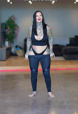 5. Sweet Heidi Lavon Shows Cleavage in Cute Black Crop Top